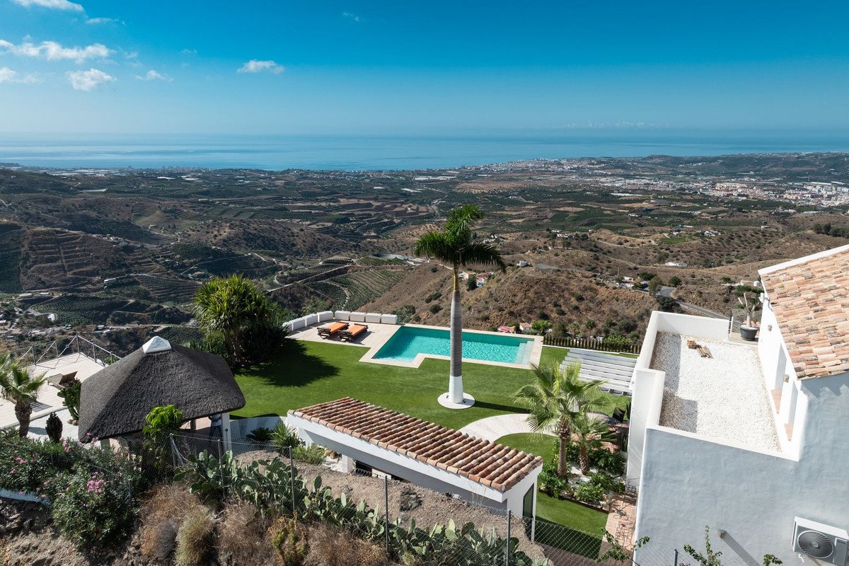 4 Bed Detached Villa in Arenas