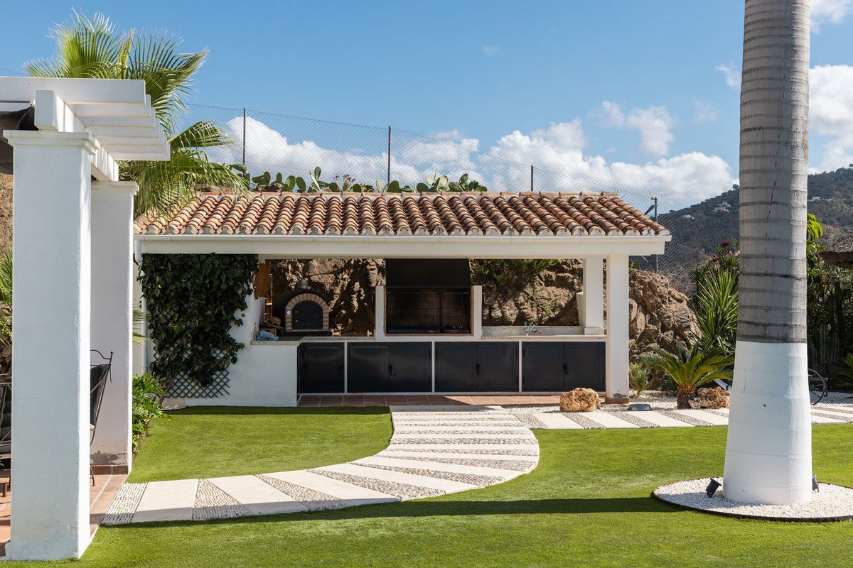 4 Bed Detached Villa in Arenas