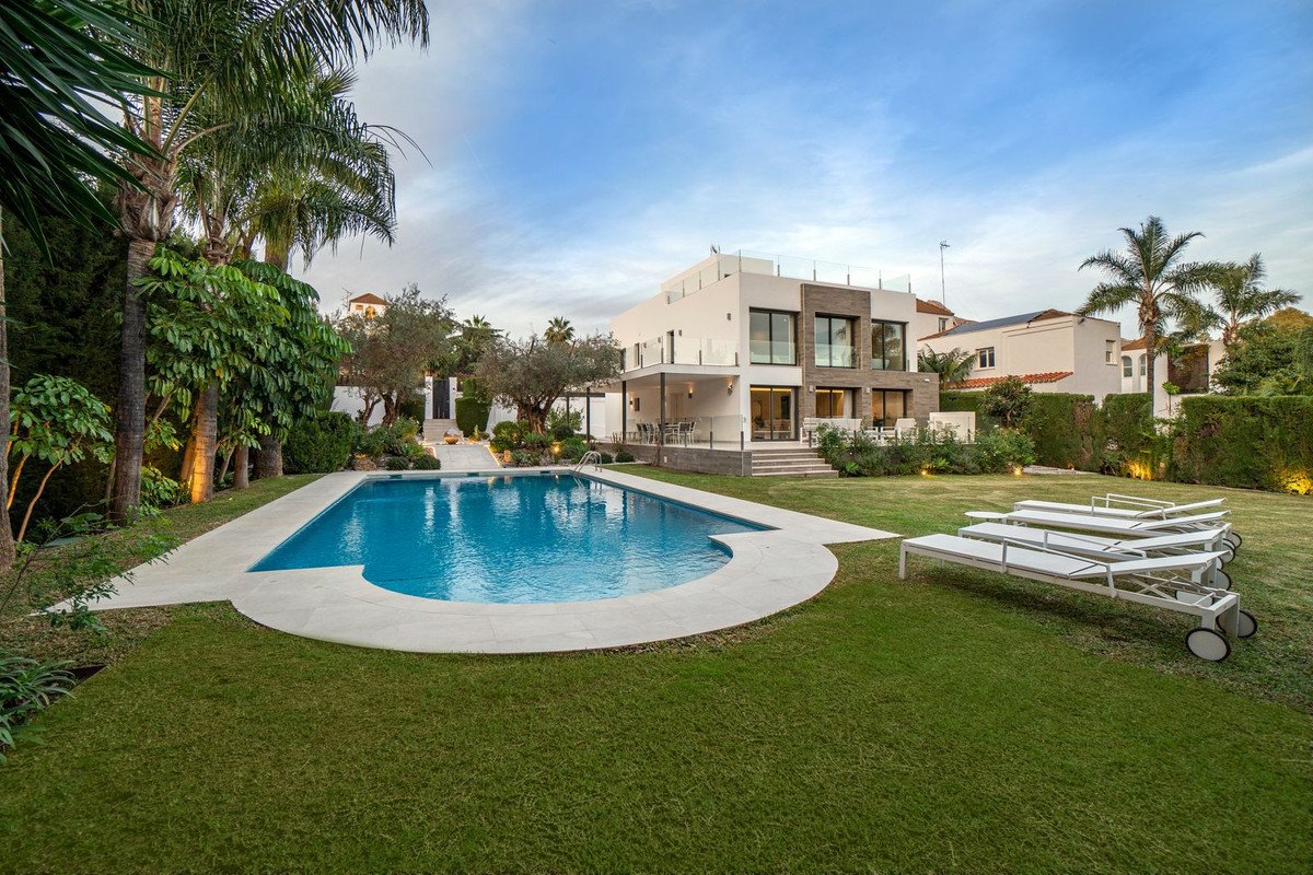 5 Bed Detached Villa in Nueva Andalucía