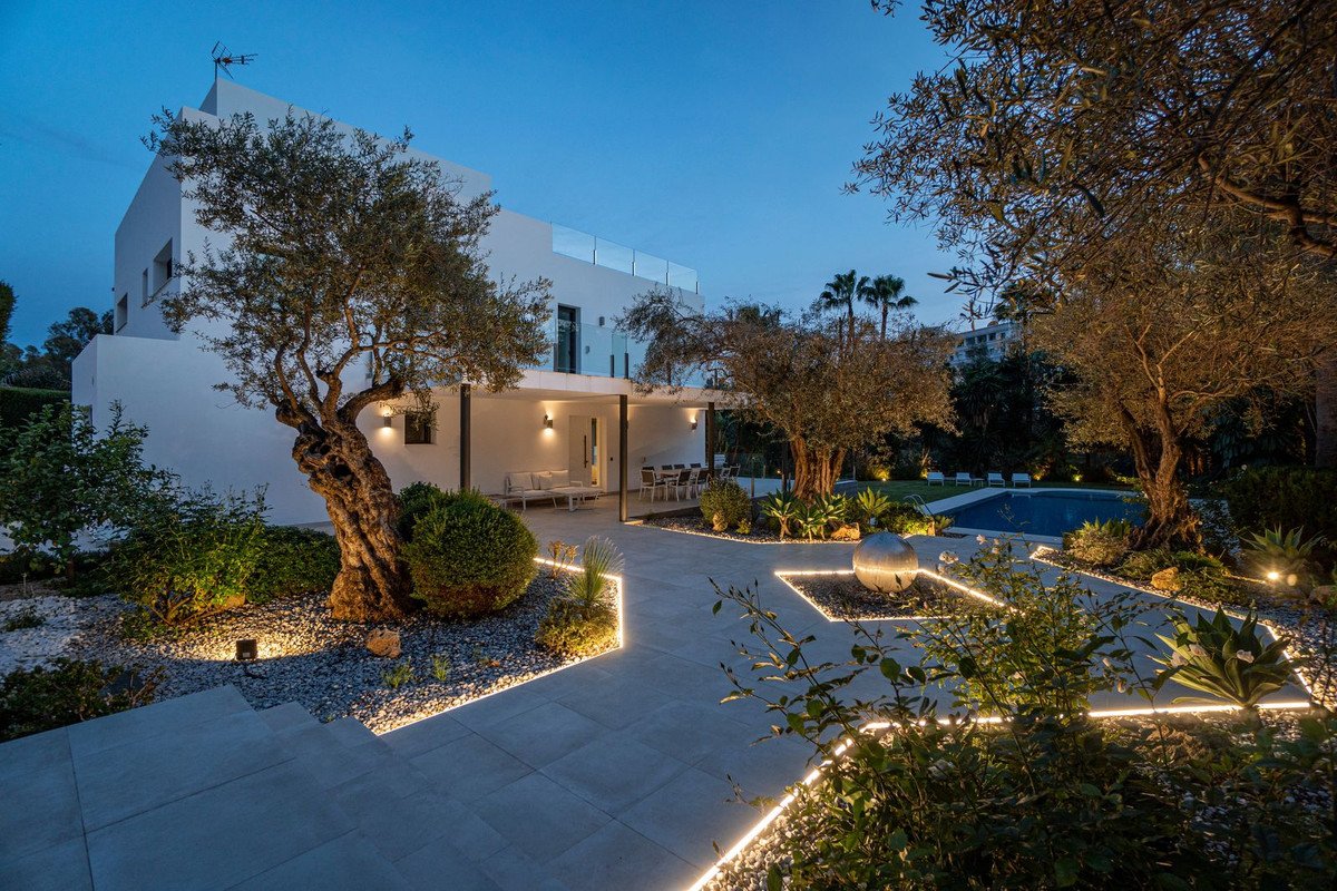 5 Bed Detached Villa in Nueva Andalucía