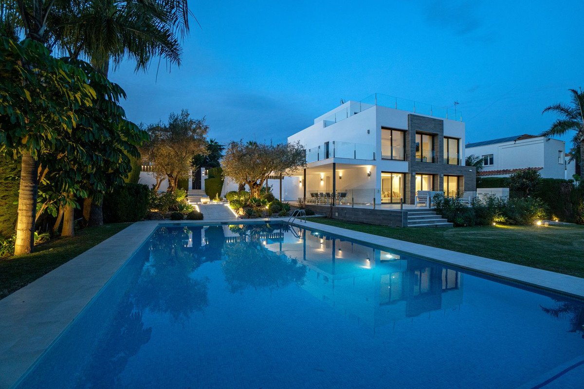 5 Bed Detached Villa in Nueva Andalucía