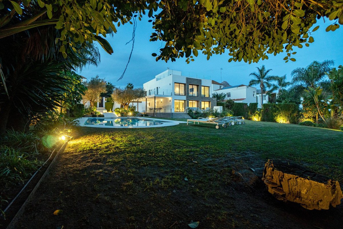 5 Bed Detached Villa in Nueva Andalucía