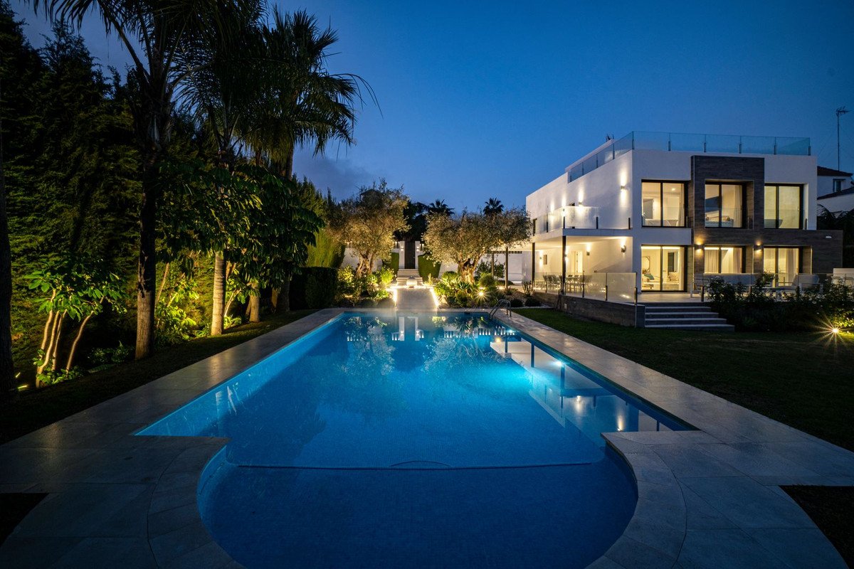 5 Bed Detached Villa in Nueva Andalucía