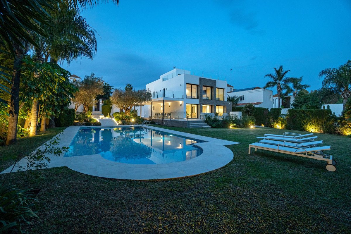 5 Bed Detached Villa in Nueva Andalucía