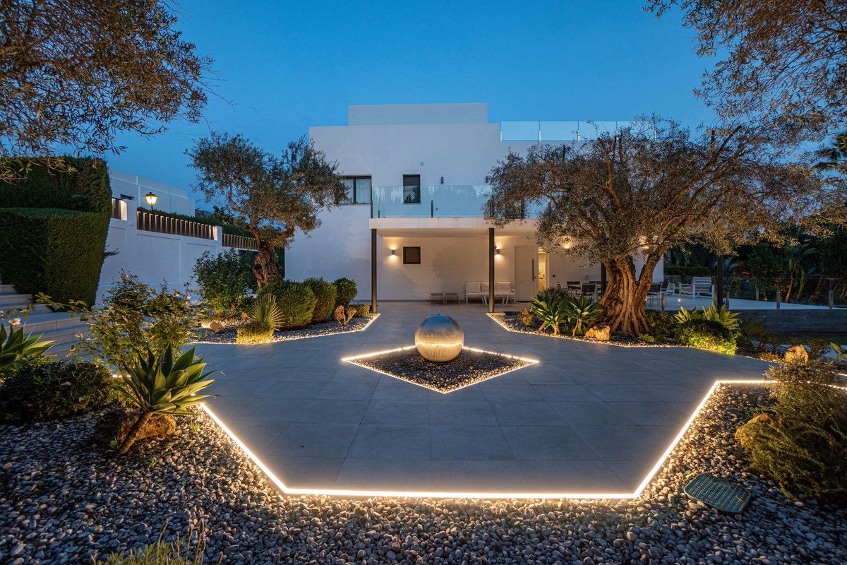 5 Bed Detached Villa in Nueva Andalucía