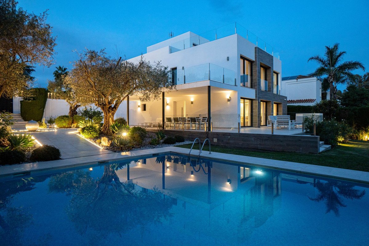 5 Bed Detached Villa in Nueva Andalucía