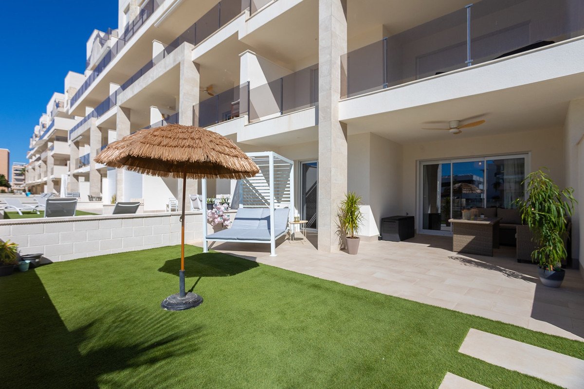 2 Bed Ground Floor Apartment in Urbanización El Raso