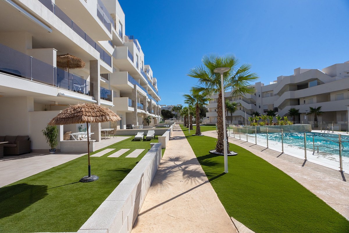 2 Bed Ground Floor Apartment in Urbanización El Raso