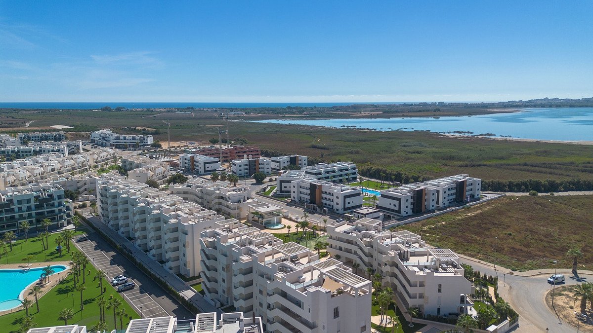 2 Bed Ground Floor Apartment in Urbanización El Raso