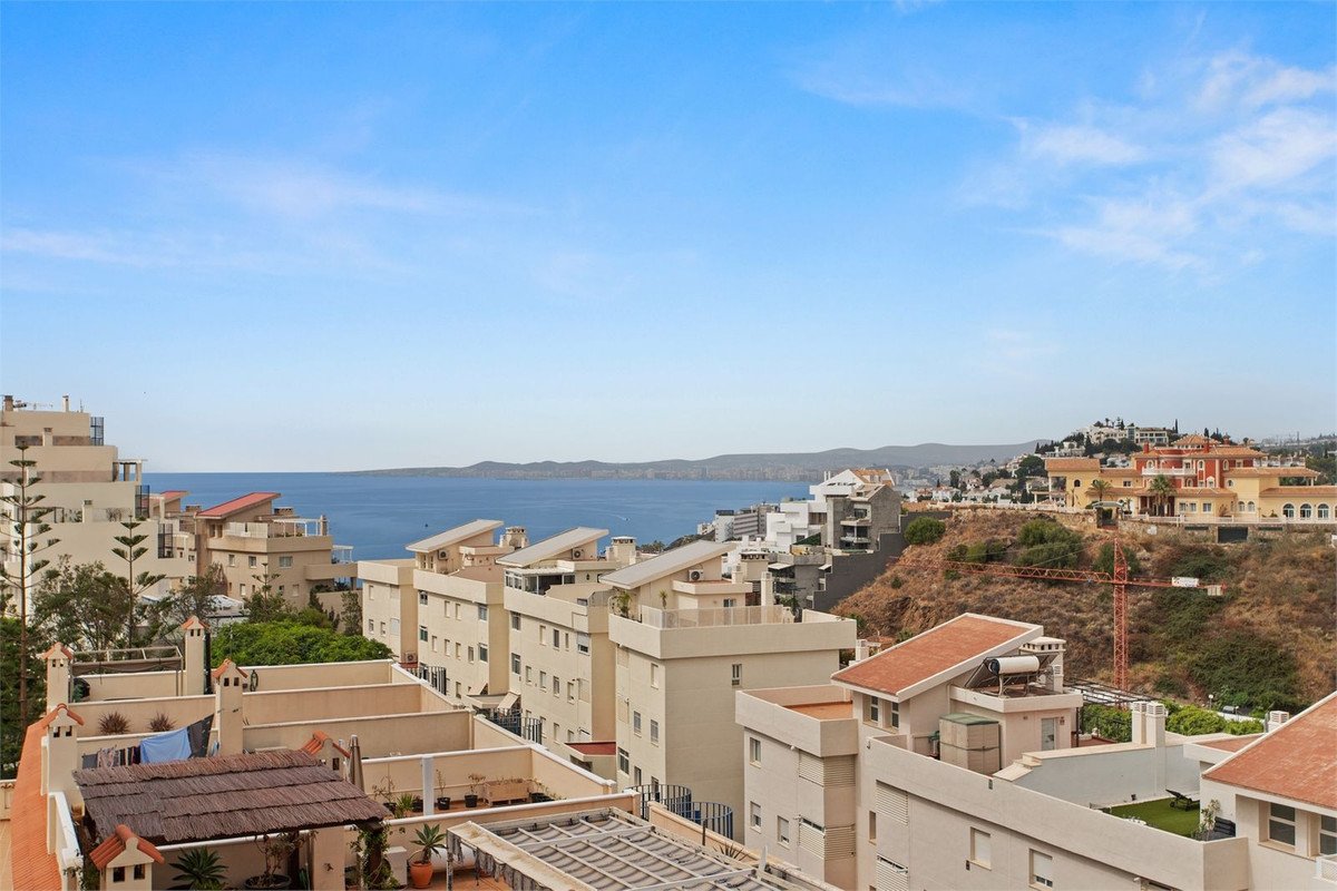 2 Bed Middle Floor Apartment in Torrequebrada