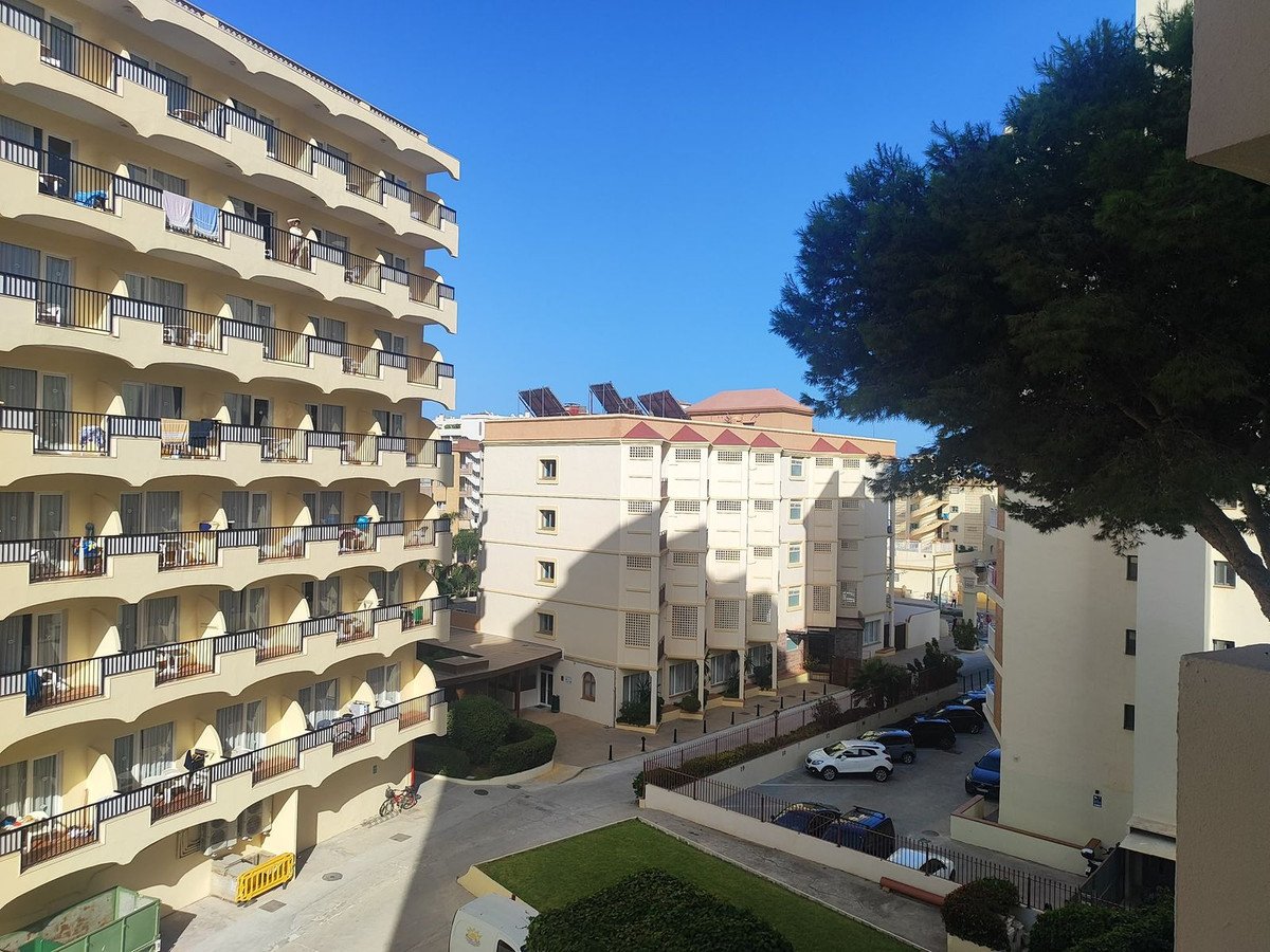 2 Bed Middle Floor Apartment in Fuengirola