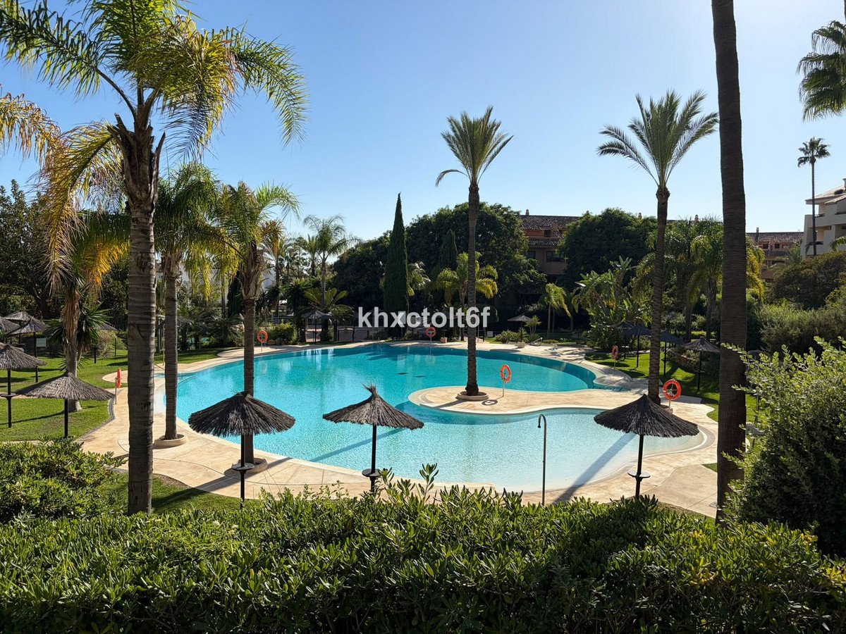 2 Bed Middle Floor Apartment in Bahía de Marbella