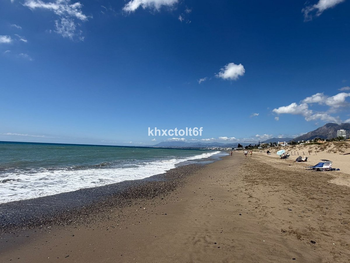 2 Bed Middle Floor Apartment in Bahía de Marbella