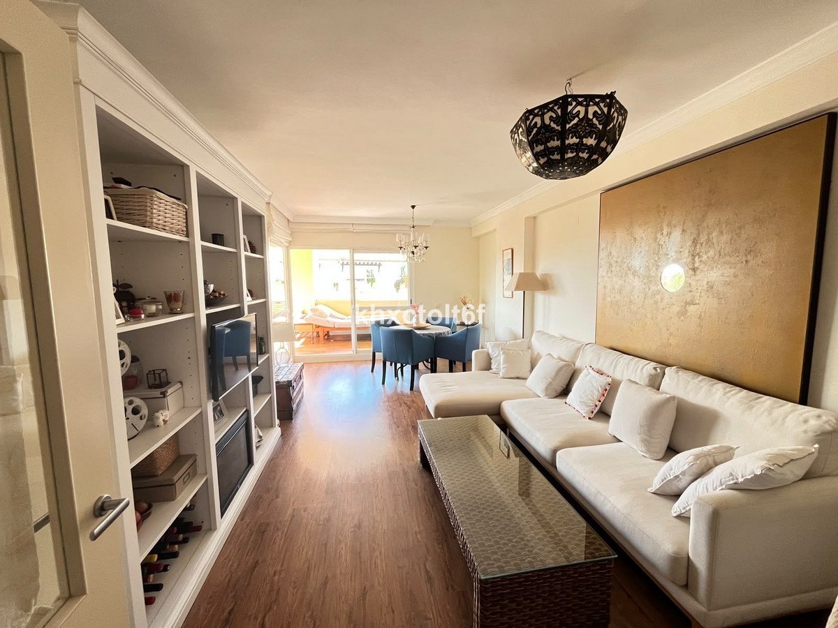 2 Bed Middle Floor Apartment in Bahía de Marbella