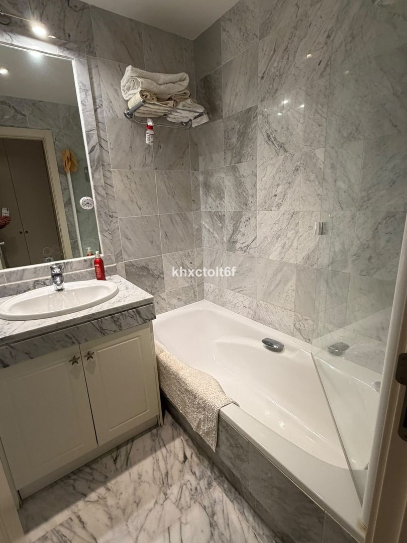 2 Bed Middle Floor Apartment in Bahía de Marbella