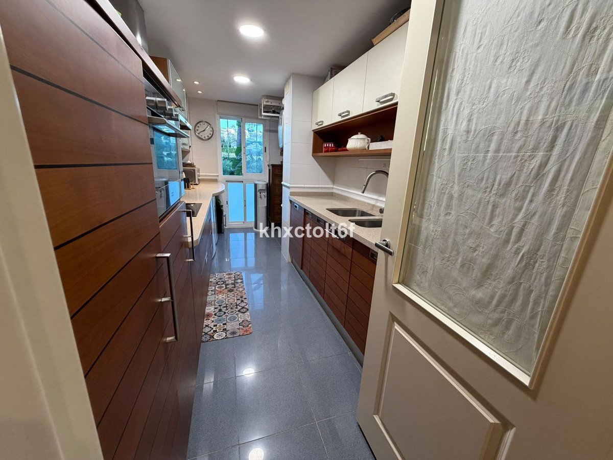 2 Bed Middle Floor Apartment in Bahía de Marbella