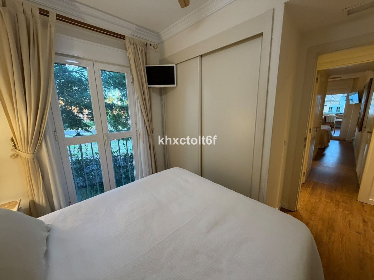 2 Bed Middle Floor Apartment in Bahía de Marbella