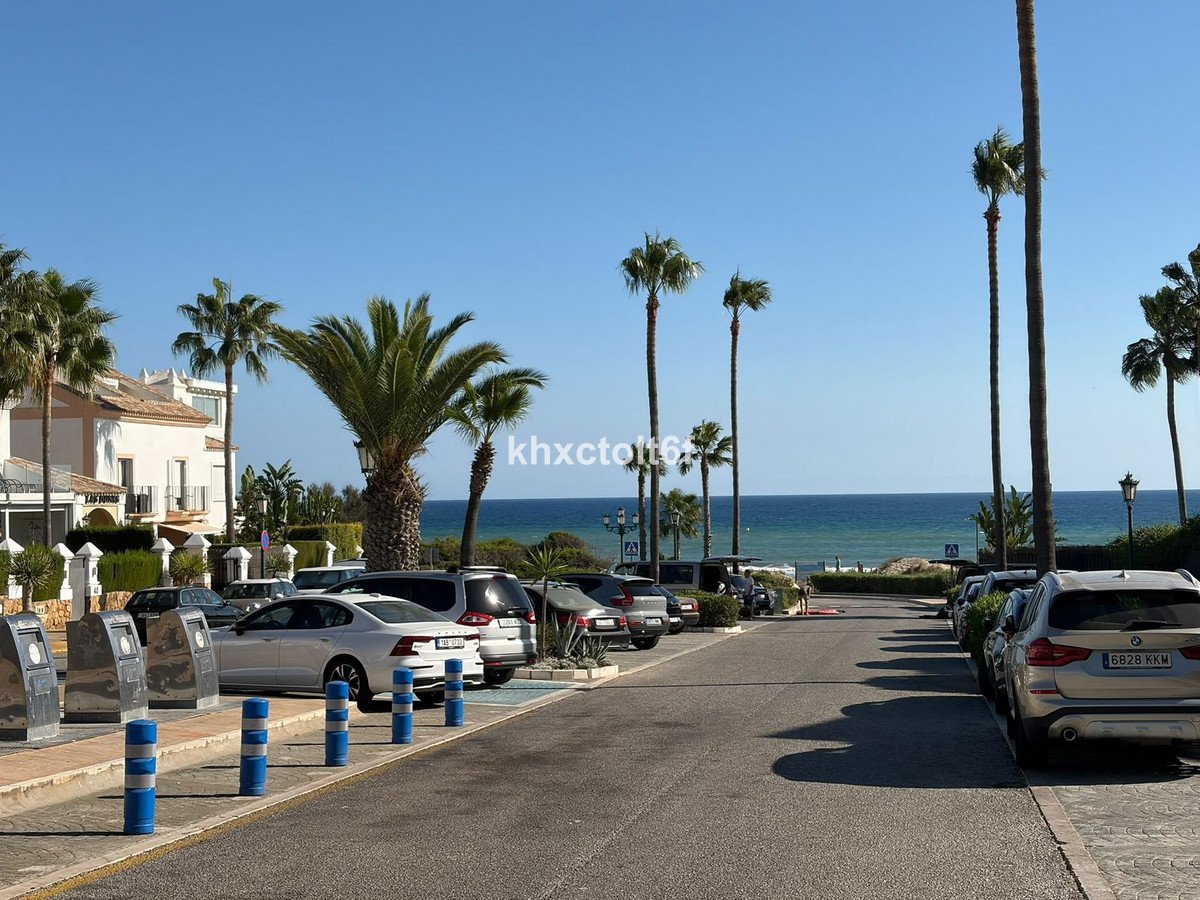 2 Bed Middle Floor Apartment in Bahía de Marbella