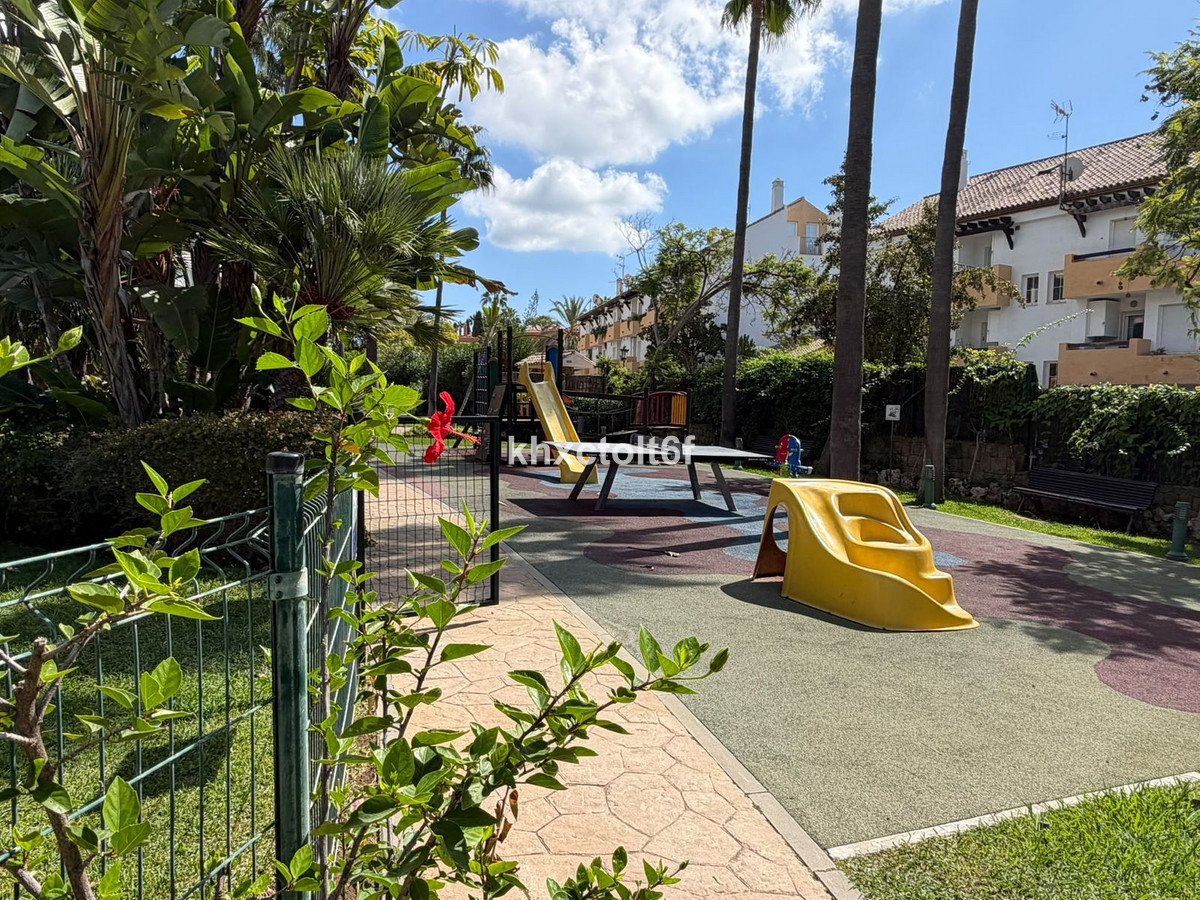 2 Bed Middle Floor Apartment in Bahía de Marbella
