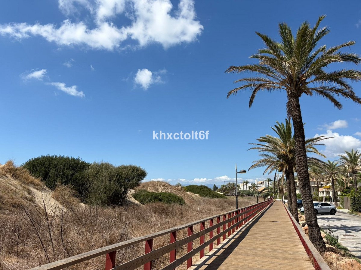 2 Bed Middle Floor Apartment in Bahía de Marbella