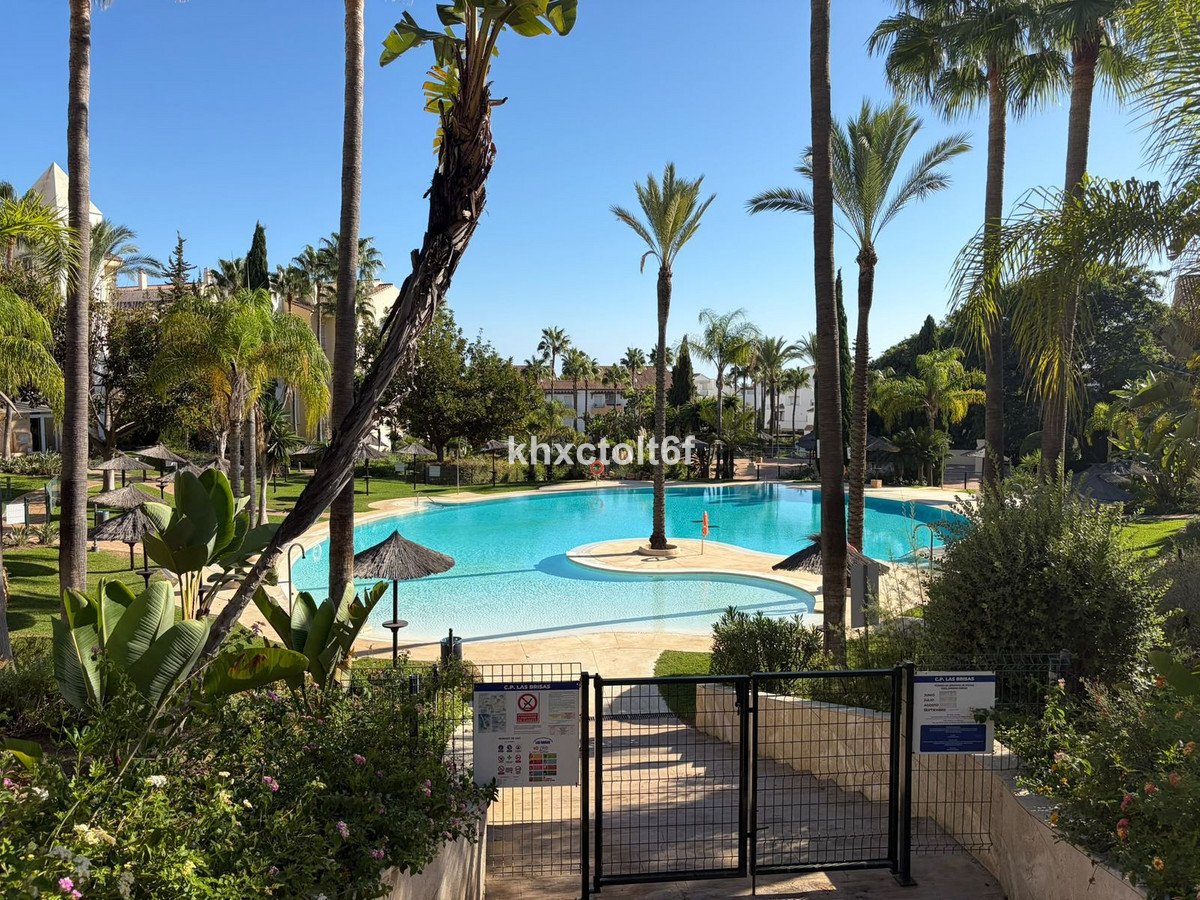 2 Bed Middle Floor Apartment in Bahía de Marbella