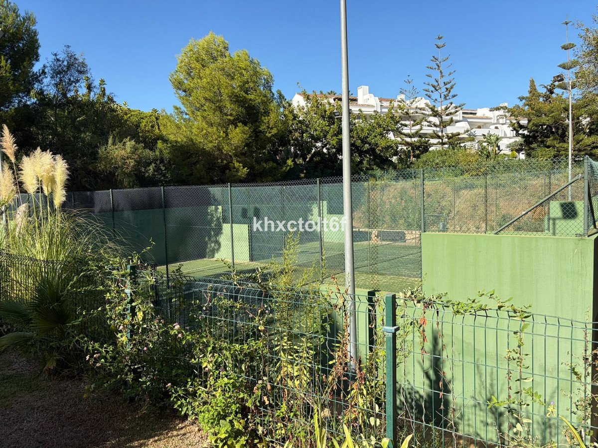 2 Bed Middle Floor Apartment in Bahía de Marbella