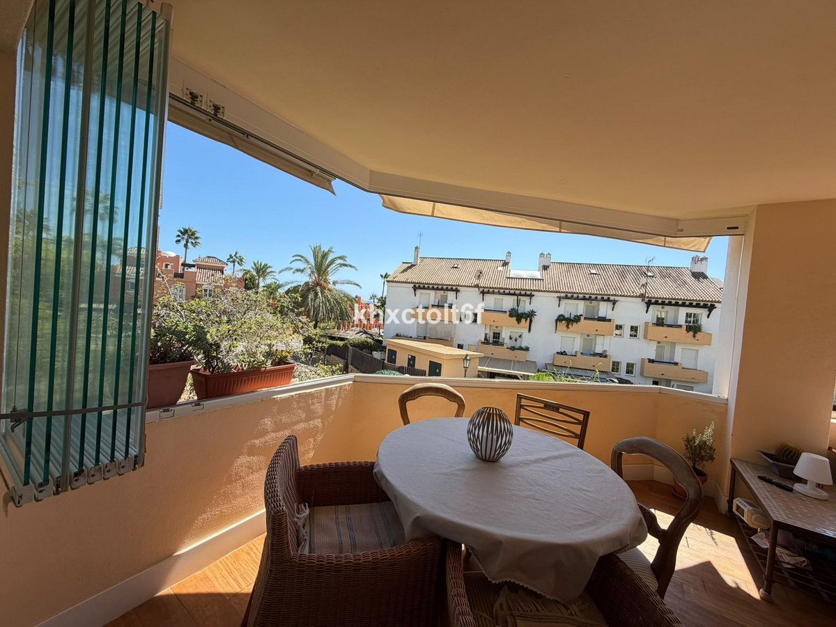 2 Bed Middle Floor Apartment in Bahía de Marbella