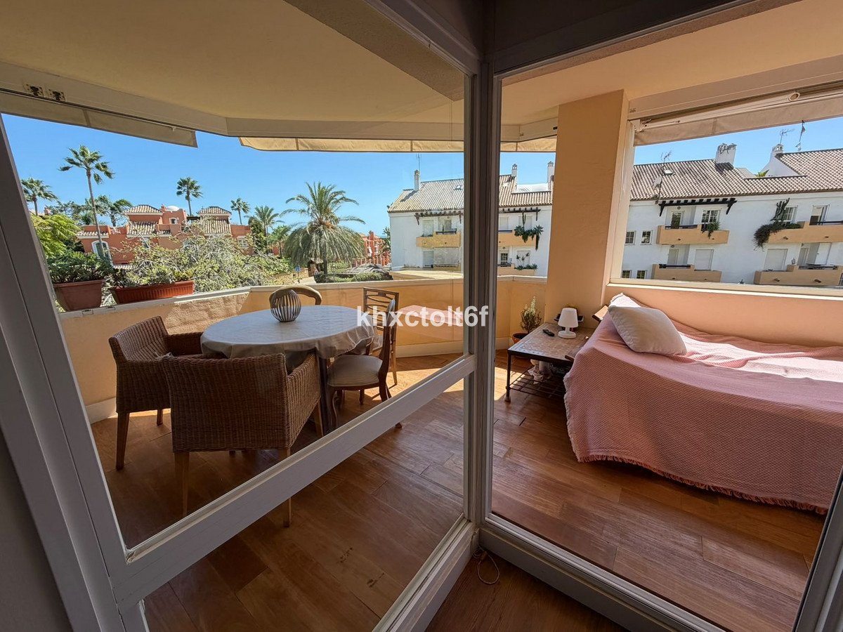 2 Bed Middle Floor Apartment in Bahía de Marbella
