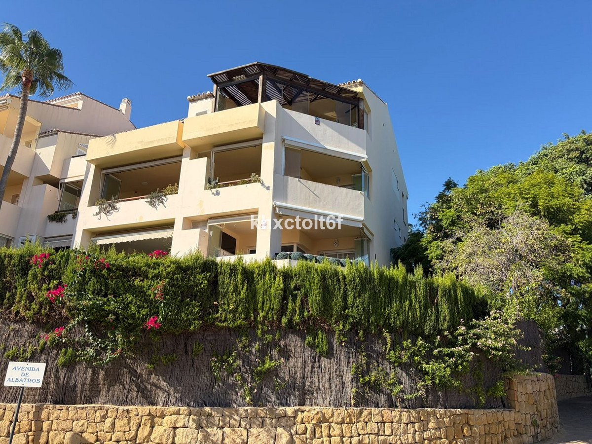 2 Bed Middle Floor Apartment in Bahía de Marbella