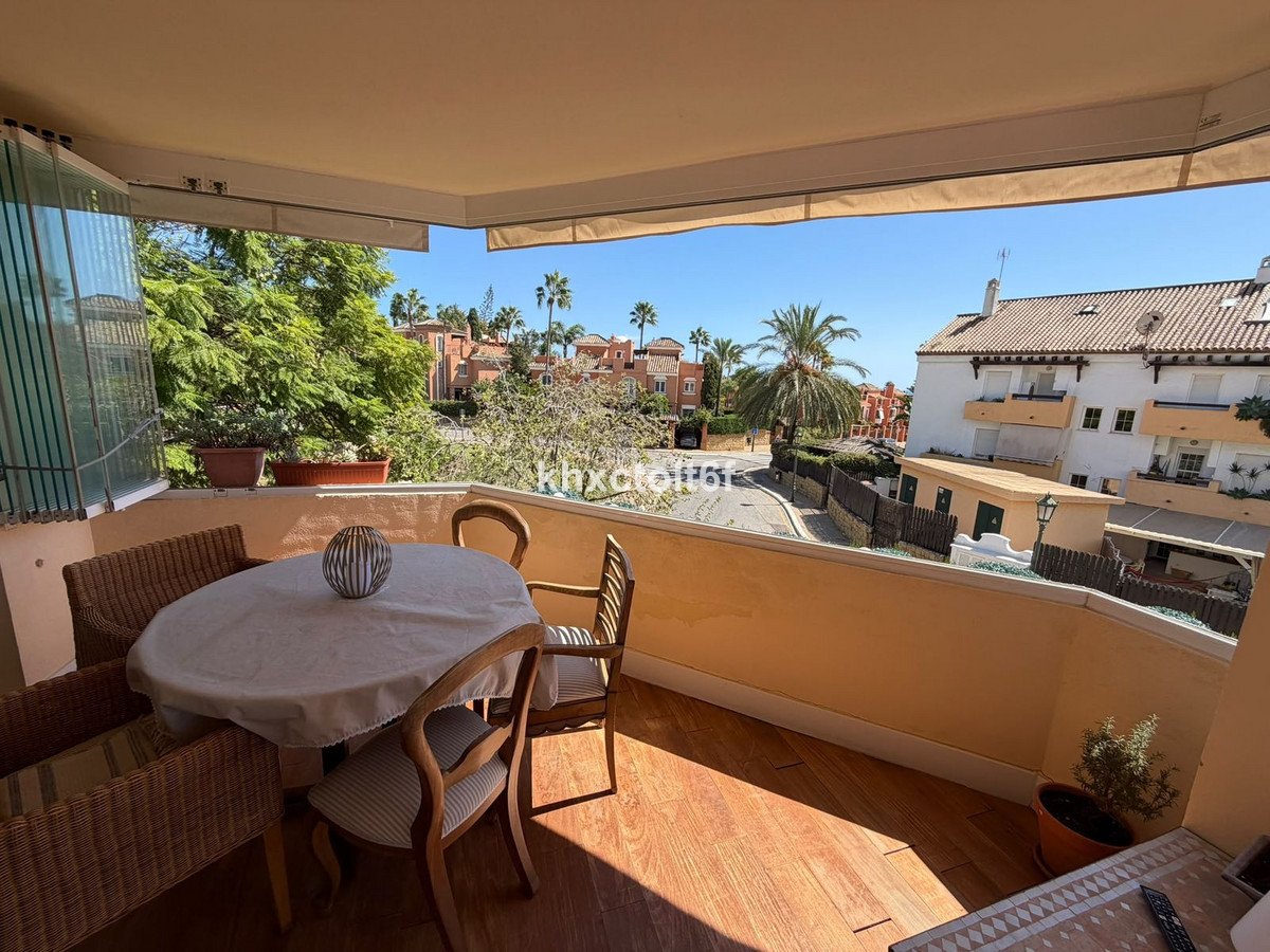 2 Bed Middle Floor Apartment in Bahía de Marbella