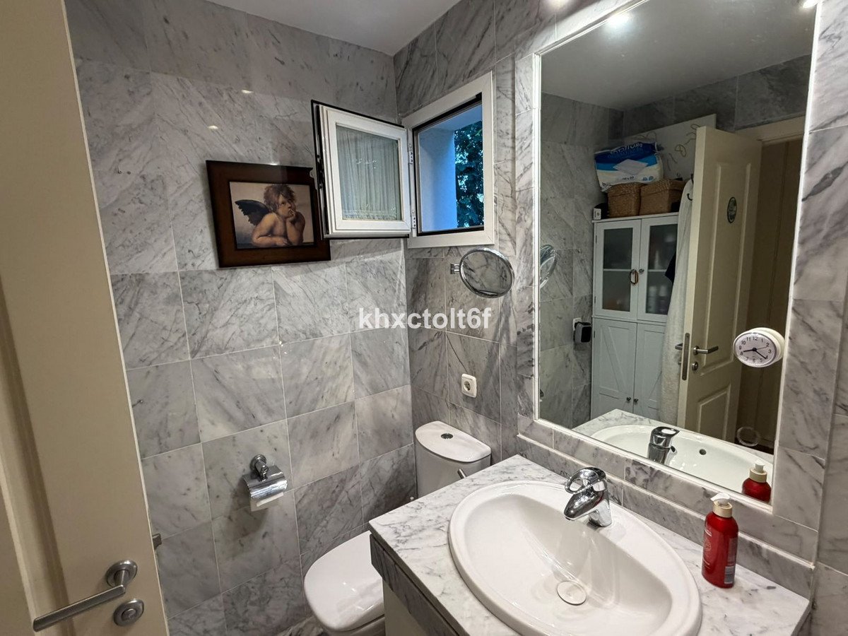2 Bed Middle Floor Apartment in Bahía de Marbella