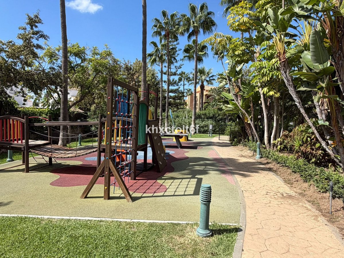 2 Bed Middle Floor Apartment in Bahía de Marbella