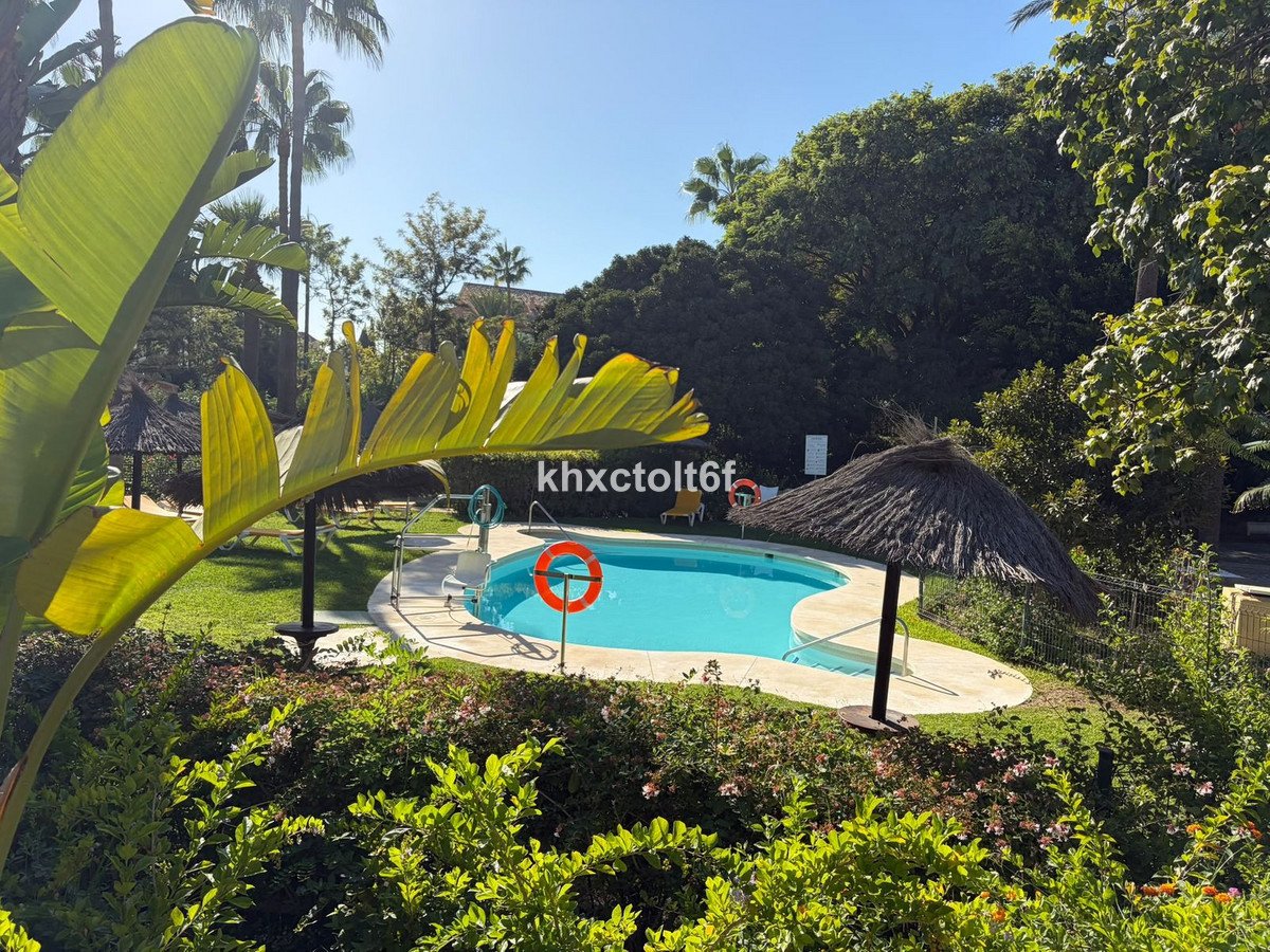 2 Bed Middle Floor Apartment in Bahía de Marbella