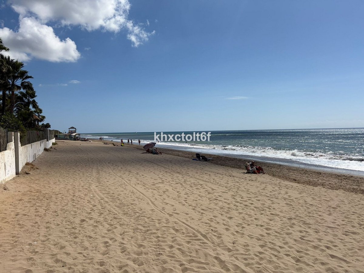 2 Bed Middle Floor Apartment in Bahía de Marbella