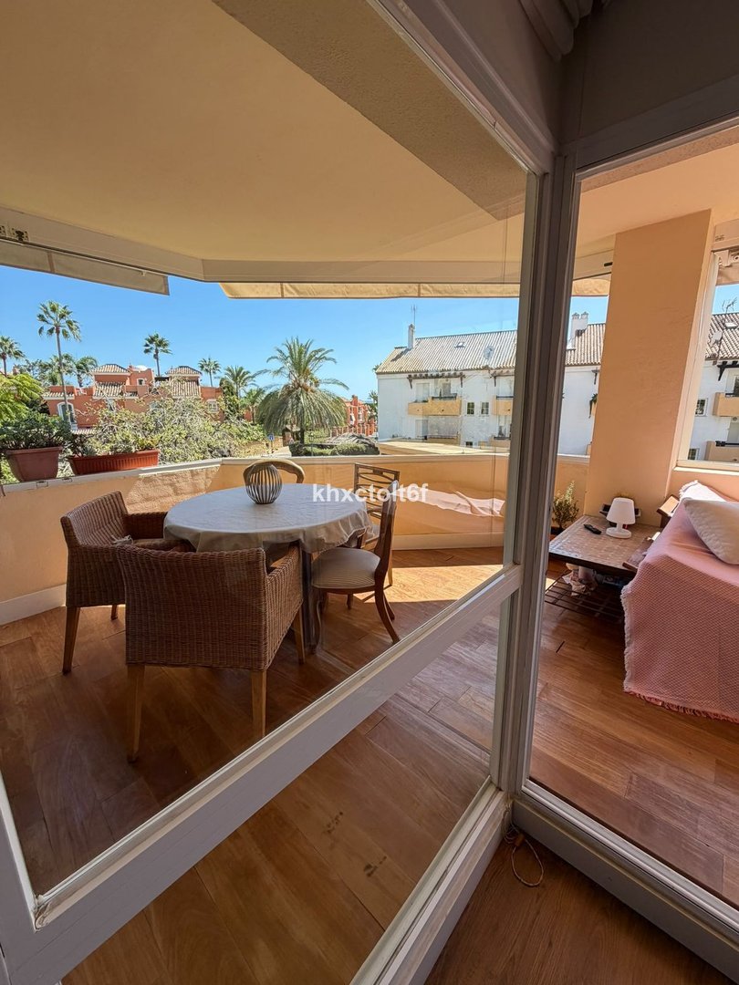2 Bed Middle Floor Apartment in Bahía de Marbella