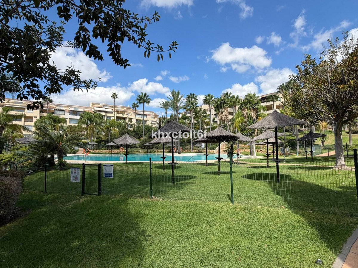 2 Bed Middle Floor Apartment in Bahía de Marbella