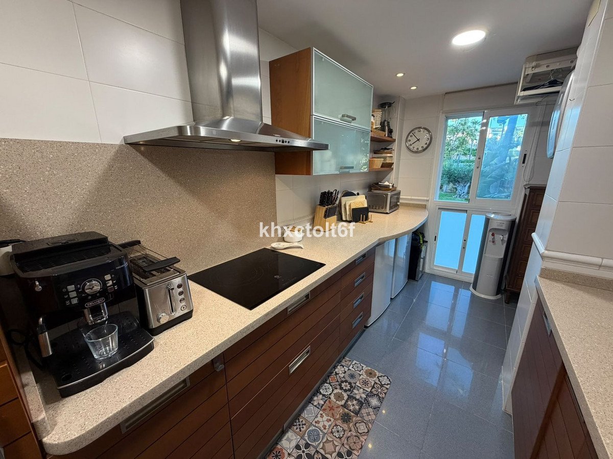 2 Bed Middle Floor Apartment in Bahía de Marbella