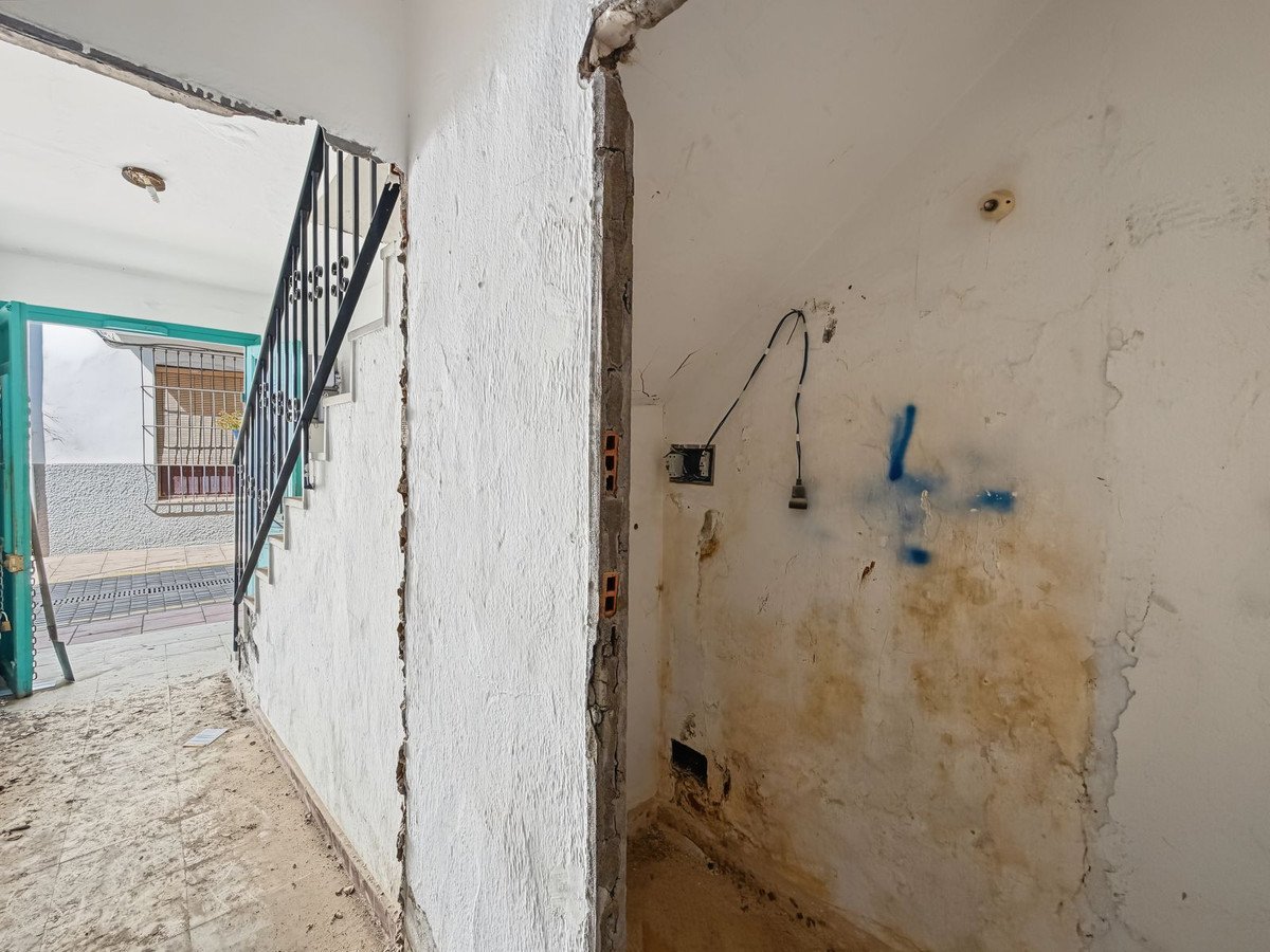 8 Bed Semi-Detached House in Estepona