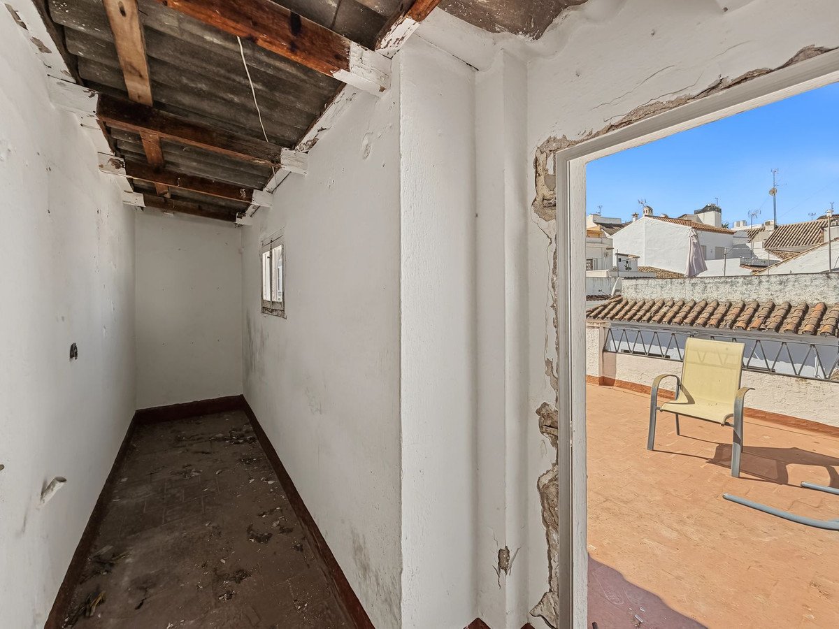 8 Bed Semi-Detached House in Estepona