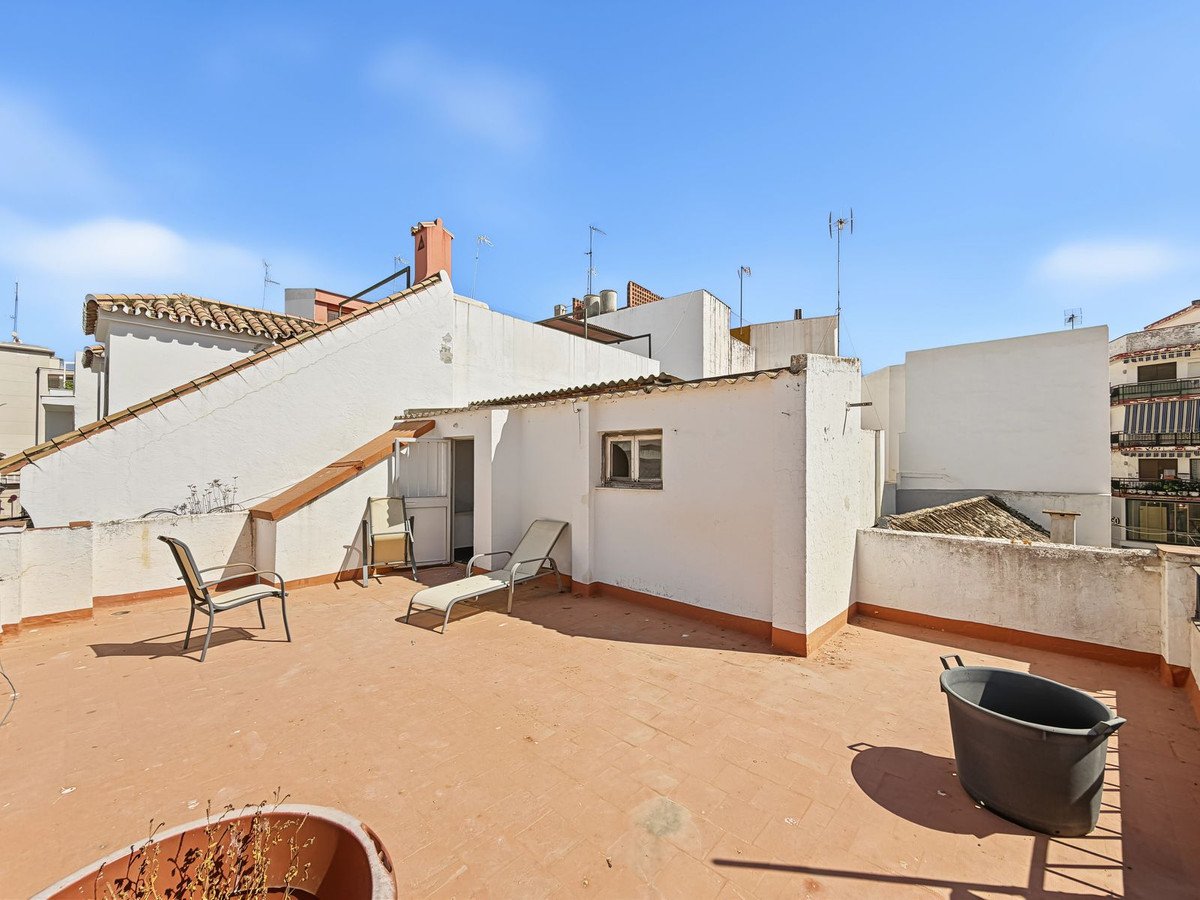 8 Bed Semi-Detached House in Estepona