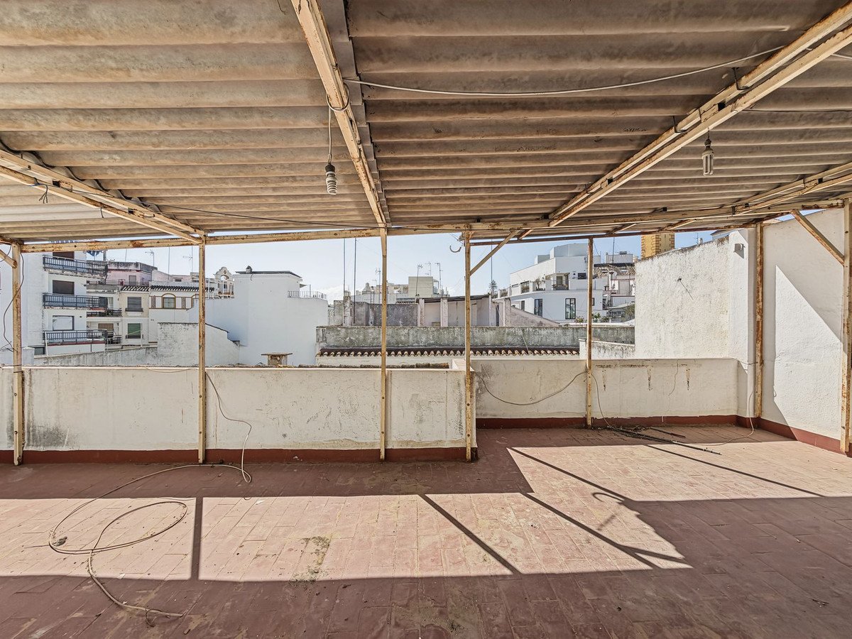 8 Bed Semi-Detached House in Estepona