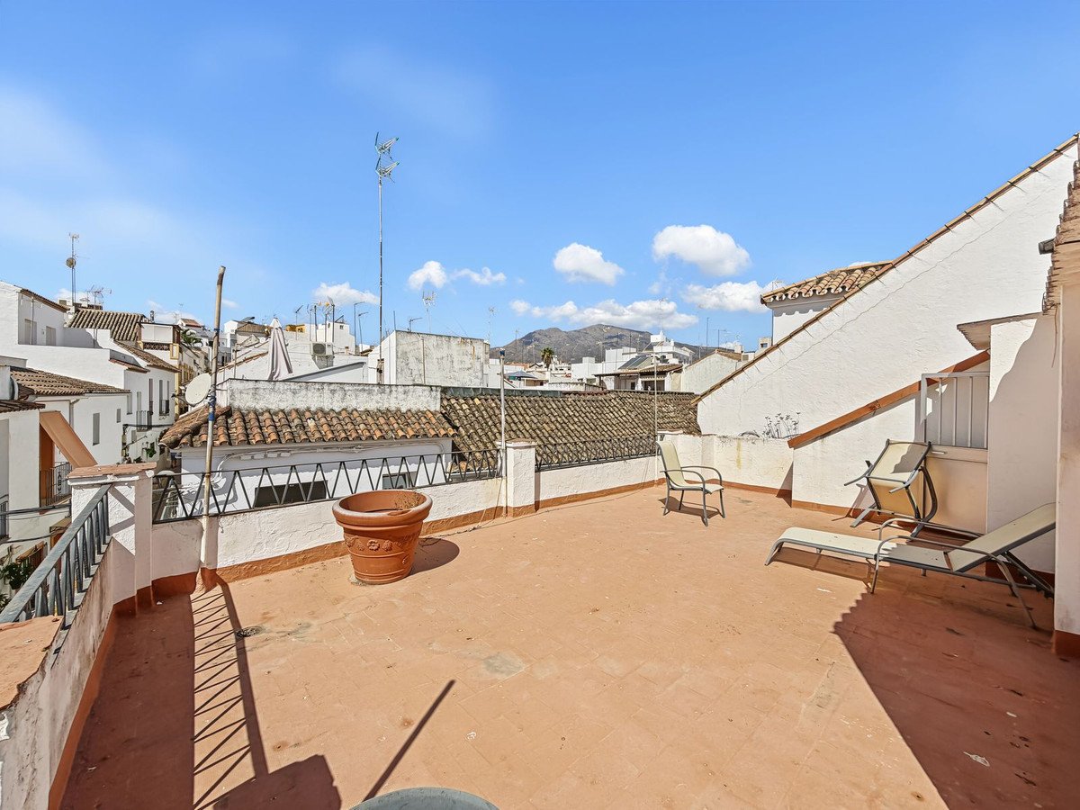 8 Bed Semi-Detached House in Estepona