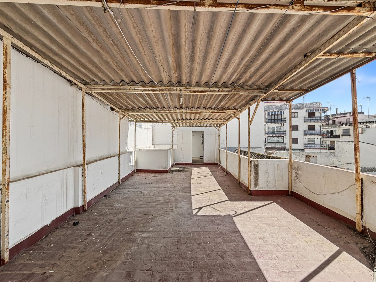 8 Bed Semi-Detached House in Estepona