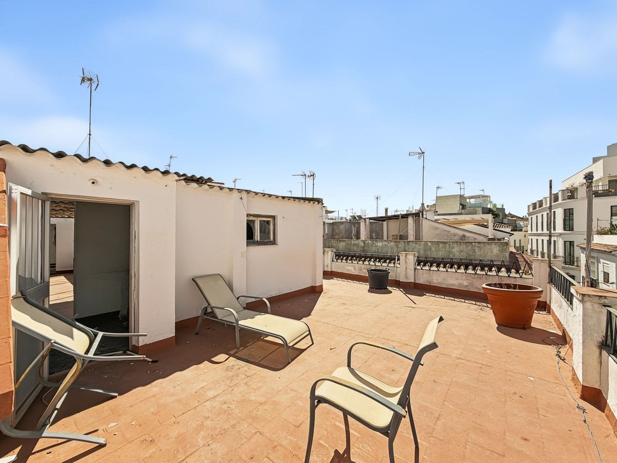 8 Bed Semi-Detached House in Estepona