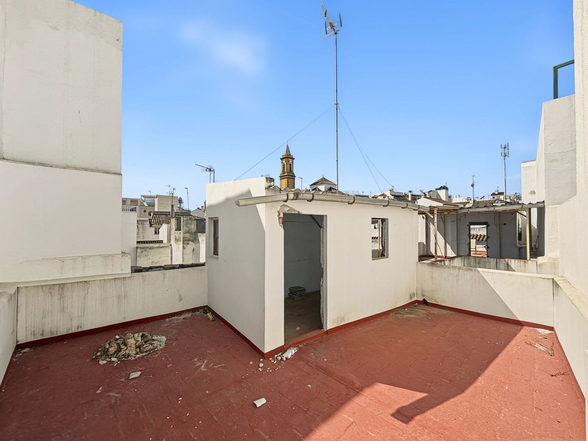 8 Bed Semi-Detached House in Estepona