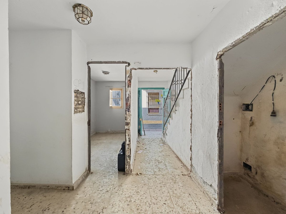 8 Bed Semi-Detached House in Estepona