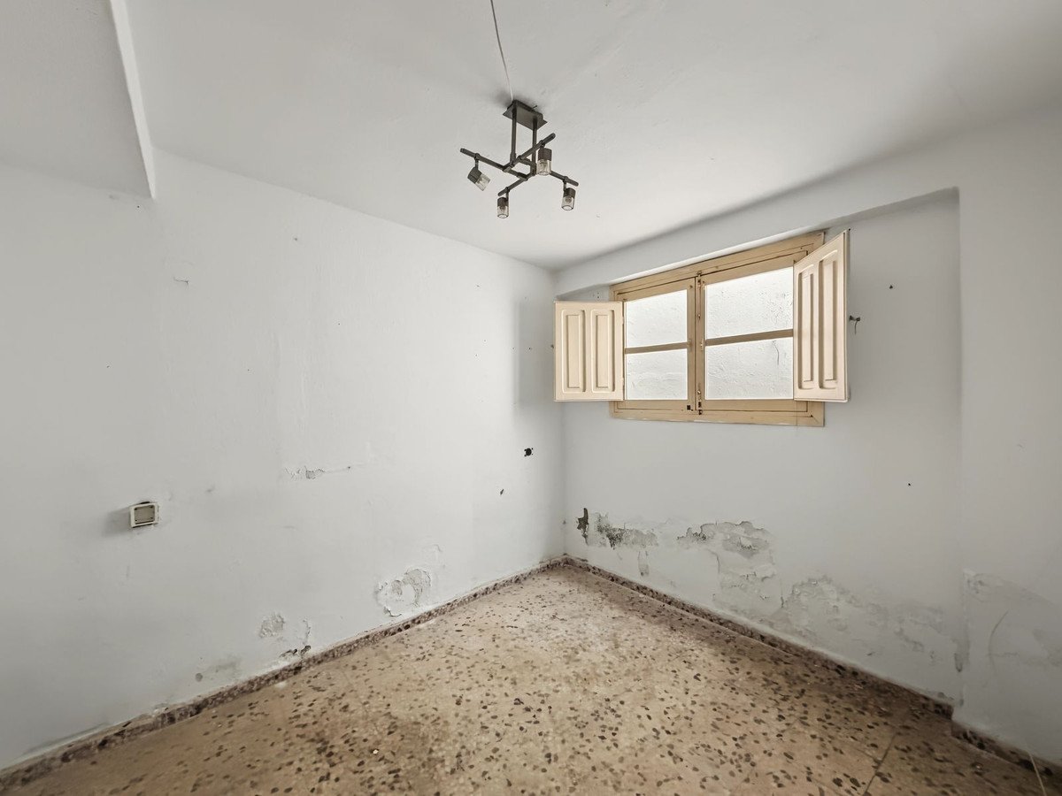 8 Bed Semi-Detached House in Estepona