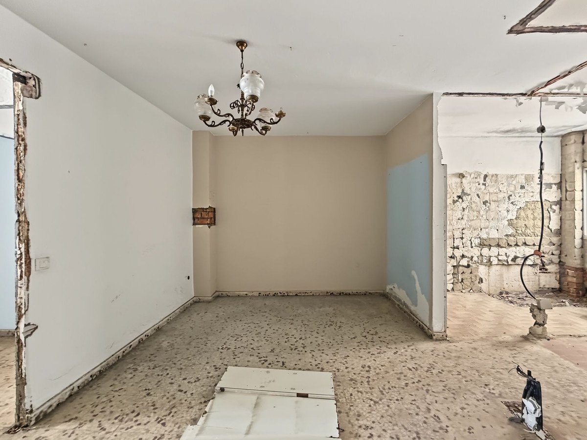 8 Bed Semi-Detached House in Estepona