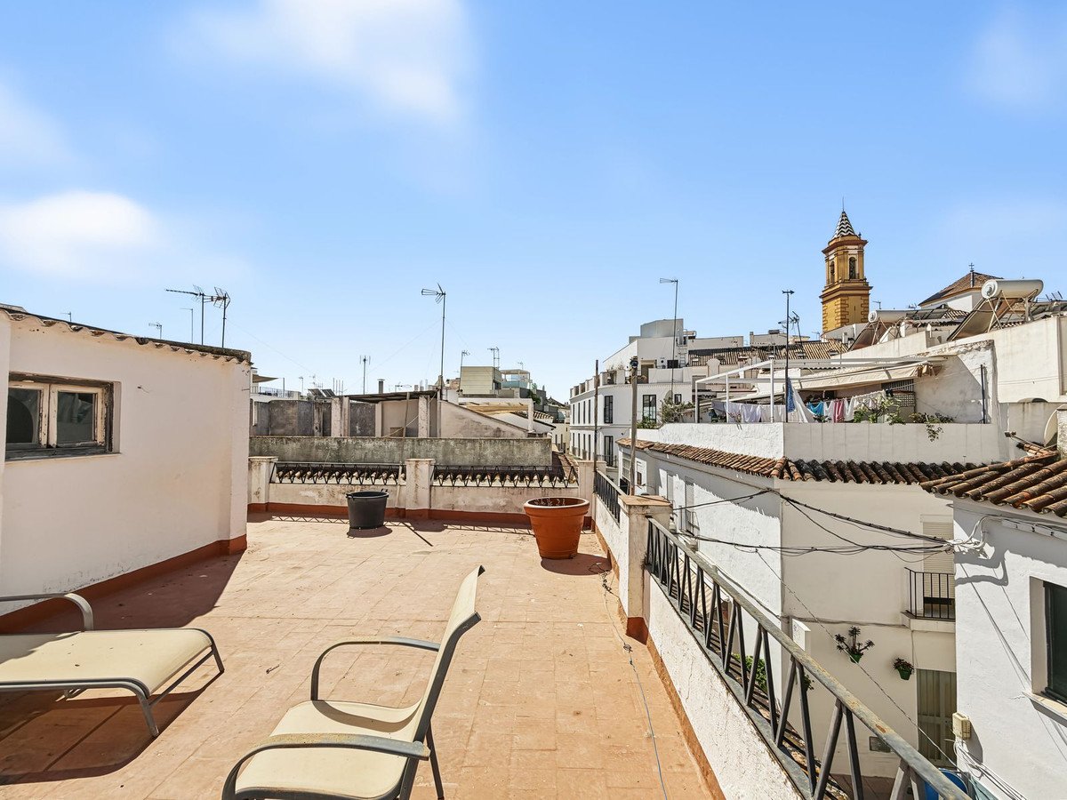 8 Bed Semi-Detached House in Estepona