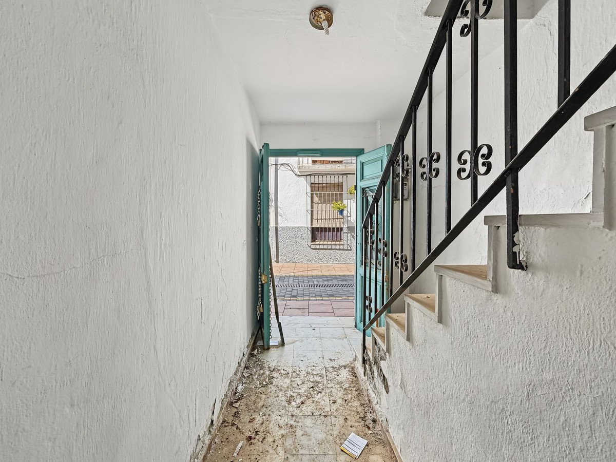 8 Bed Semi-Detached House in Estepona